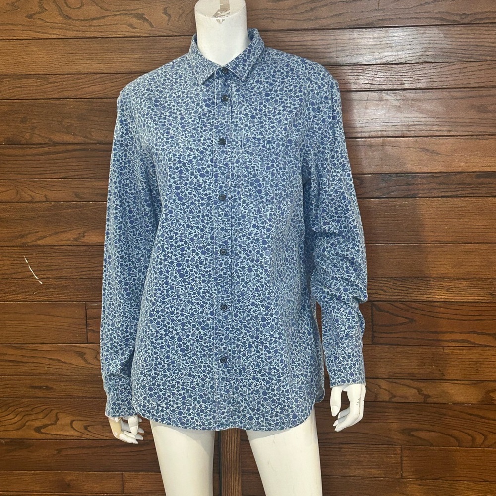 Old Navy. Medium. Slim fit. 100 % cotton. Blue Floral women’s Shirt